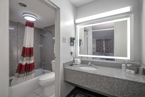 Combined shower/tub, free toiletries, hair dryer, towels