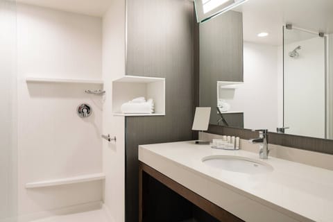 Pillowtop beds, desk, iron/ironing board, free WiFi