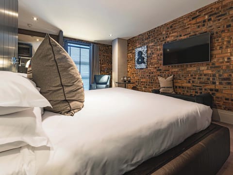 Deluxe Room | Premium bedding, desk, laptop workspace, iron/ironing board