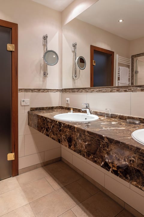 Double room with four-poster bed | Bathroom | Hair dryer, towels, soap, toilet paper