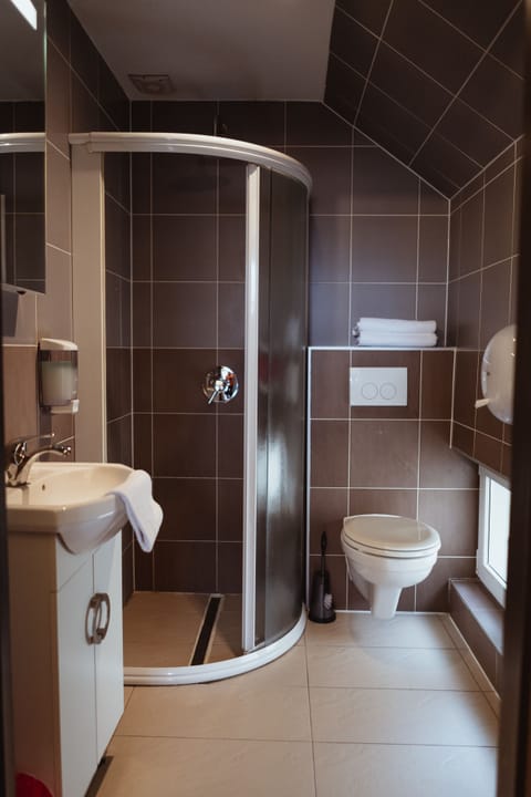 Standard Twin Room | Bathroom | Shower, rainfall showerhead, towels