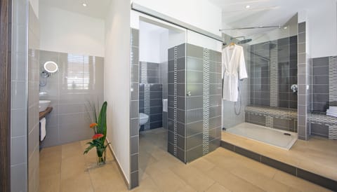 Suite | Bathroom | Free toiletries, hair dryer, towels