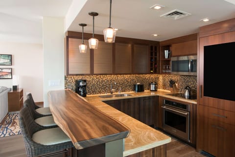 2 Bedroom Penthouse Resort VW Suite With Sofabed | Private kitchen | Full-size fridge, microwave, oven, stovetop