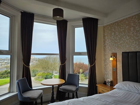 Classic Double Room | Hypo-allergenic bedding, iron/ironing board, free WiFi, bed sheets