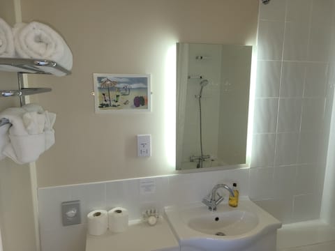 Superior Double Room | Bathroom | Free toiletries, hair dryer, towels