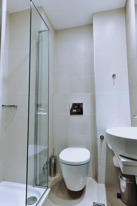 Single Room | Bathroom | Shower, free toiletries, hair dryer, towels