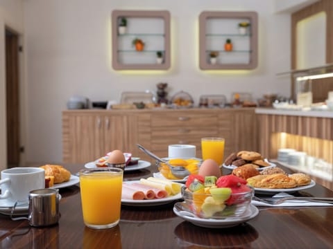 Daily continental breakfast (EUR 5 per person)