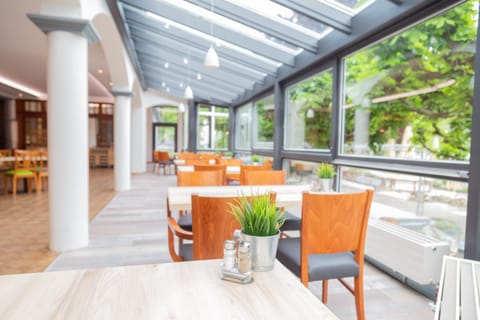 2 restaurants, breakfast served