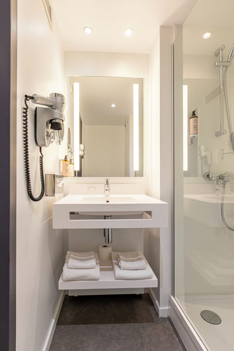 Single Room, 1 Twin Bed | Bathroom | Shower, eco-friendly toiletries, hair dryer, towels