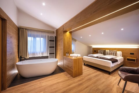 Camera Matrimoniale Superior con vasca | 1 bedroom, free WiFi, bed sheets