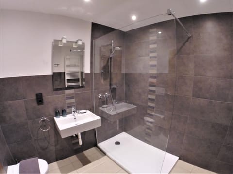 Deluxe Double Room, Private Bathroom, River View | Bathroom