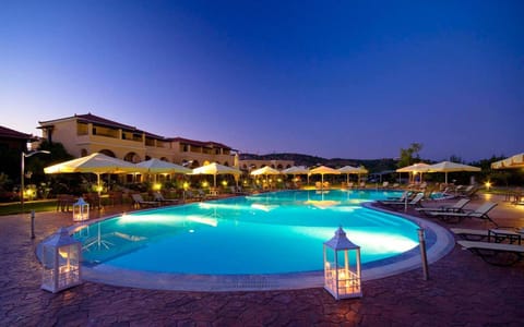 Seasonal outdoor pool, pool umbrellas, sun loungers