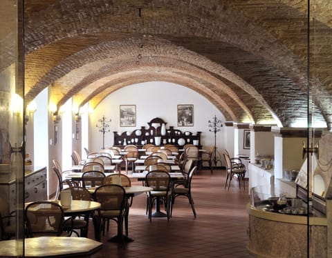 Daily continental breakfast (EUR 8 per person)