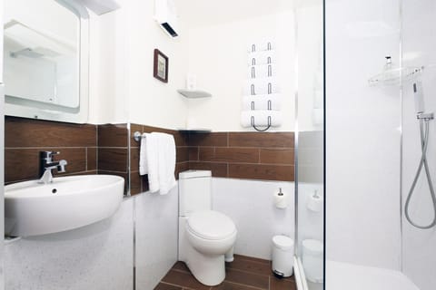 Family Room | Bathroom | Shower, hydromassage showerhead, free toiletries, hair dryer