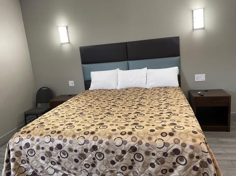 Deluxe Single Room, 1 King Bed | Free WiFi, wheelchair access