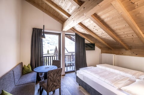 Family Suite | Hypo-allergenic bedding, minibar, in-room safe, desk