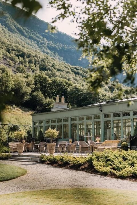 2 restaurants; breakfast, lunch, and dinner served