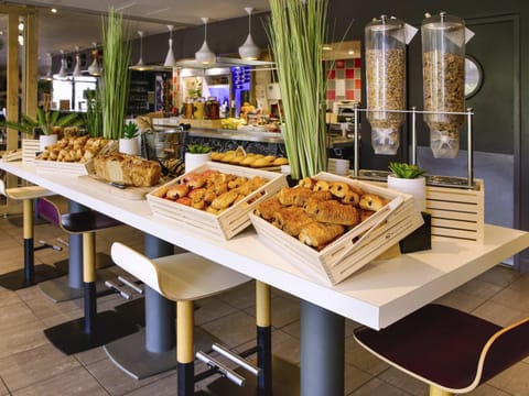 Daily buffet breakfast for a fee