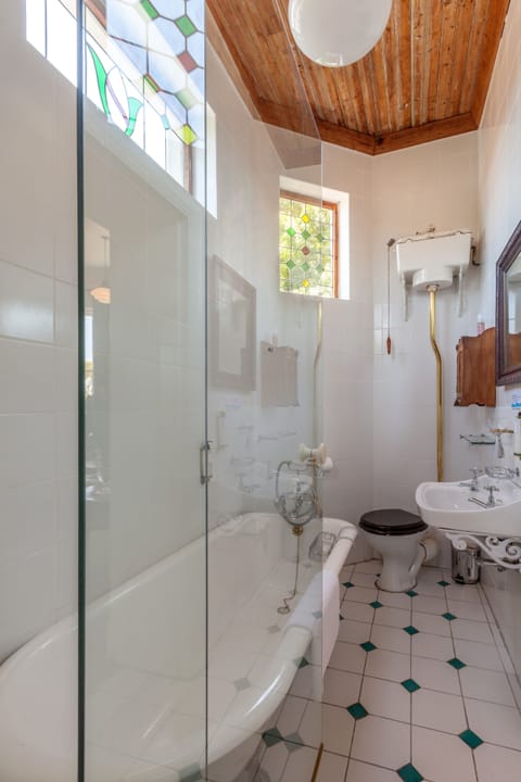 Luxury Room | Bathroom | Combined shower/tub, free toiletries, hair dryer, towels