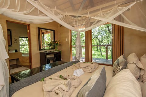 Honeymoon Suite | In-room safe, bed sheets