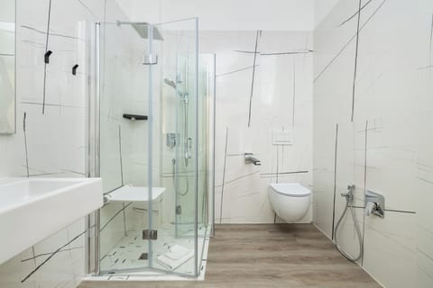 Combined shower/tub, free toiletries, hair dryer, bidet