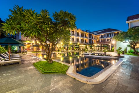 Outdoor pool, pool umbrellas, sun loungers