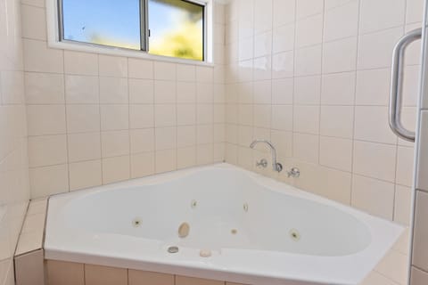 Standard Queen Room - Spa Bath | Private spa tub