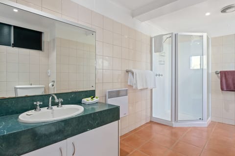 Standard Queen Room - Spa Bath | Bathroom | Towels