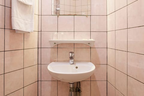 Comfort Double Room | Bathroom | Free toiletries, towels, soap, shampoo