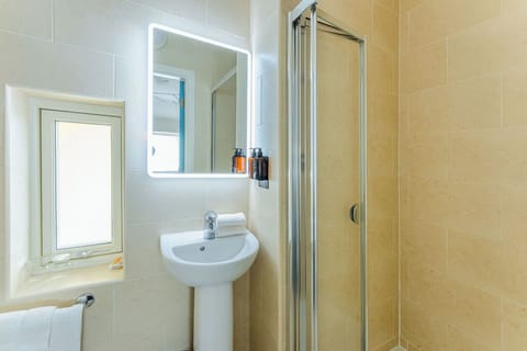 Standard Twin Room, Private Bathroom | Bathroom | Shower, free toiletries, towels