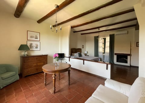 Suite, 1 Bedroom | Free minibar, free WiFi, bed sheets