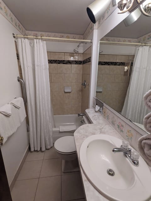 2 Bedroom Unit | Bathroom | Combined shower/tub, free toiletries, hair dryer, towels