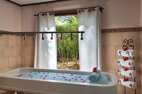 Couples treatment rooms, hot tub, body treatments, mud baths