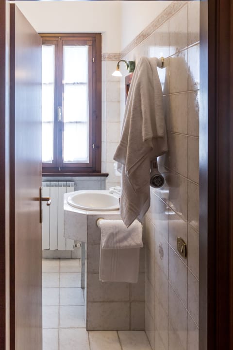 Standard Double Room | Bathroom | Shower, free toiletries, hair dryer, bidet