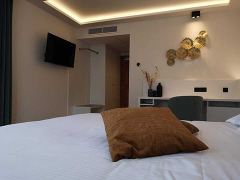 Superior Double Room | Minibar, in-room safe, desk, iron/ironing board