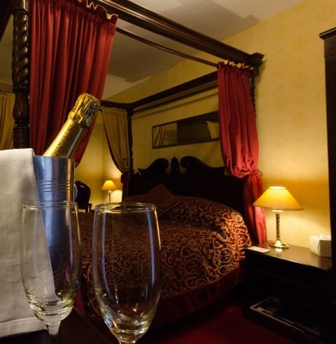 Superior Double Room (Four Poster) | Free WiFi, bed sheets