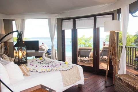 Cliff Tent Pool Villa | Minibar, in-room safe, desk, laptop workspace