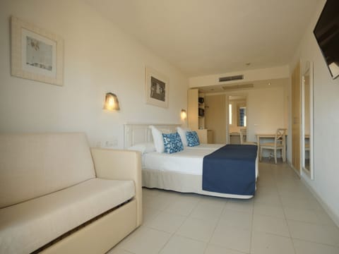 Minibar, desk, blackout drapes, WiFi (free)