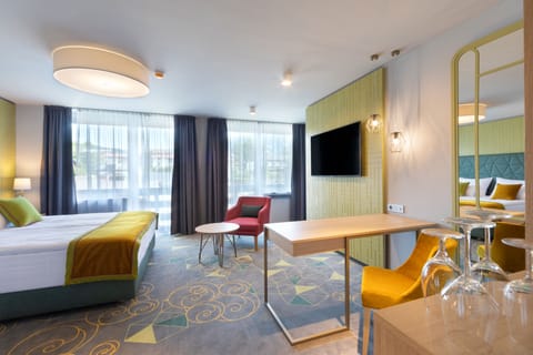 Studio | Minibar, in-room safe, desk, laptop workspace