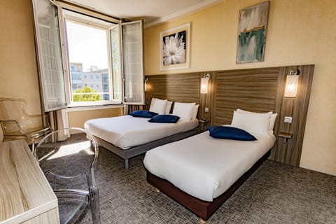 Superior Triple Room (Climatisée) | Desk, soundproofing, iron/ironing board, free WiFi