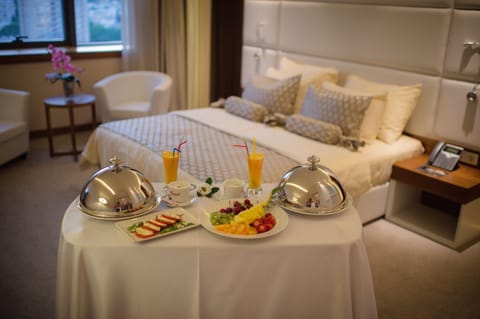 Presidential Suite | Room service - dining