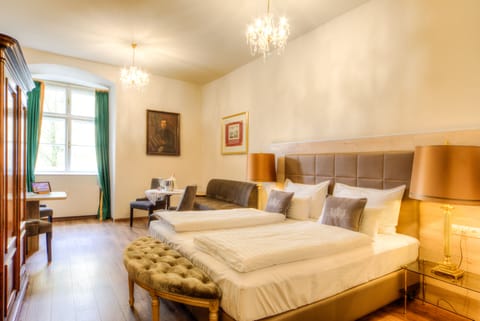 Comfort Double Room | Minibar, in-room safe, individually decorated, individually furnished