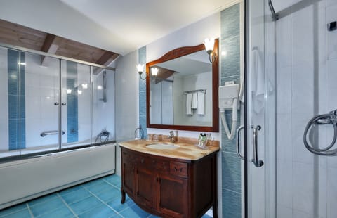 Deep soaking tub, free toiletries, hair dryer, towels