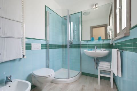 Quadruple Room | Bathroom | Shower, free toiletries, hair dryer, bidet