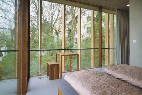 Desk, free cribs/infant beds, bed sheets