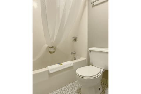 Combined shower/tub, free toiletries, hair dryer, towels