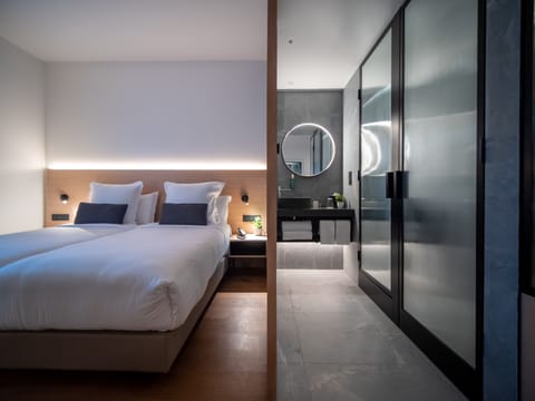 Premium Room with twin beds "spa access" | Bathroom | Eco-friendly toiletries, hair dryer, towels, shampoo