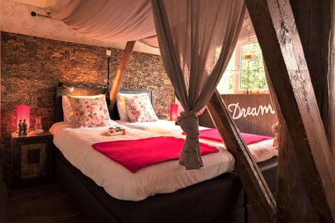 Double Room (Robijn) | Minibar, blackout drapes, WiFi (free), bed sheets