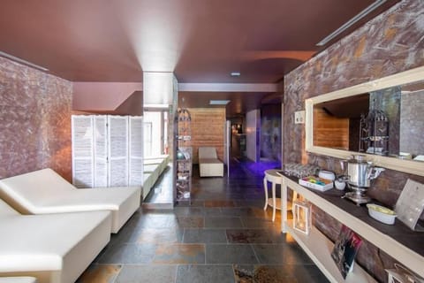 Couples treatment rooms, sauna, hot tub, Turkish bath, body treatments