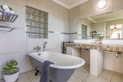 Deluxe Room, Mountain View | Bathroom | Eco-friendly toiletries, hair dryer, towels, shampoo